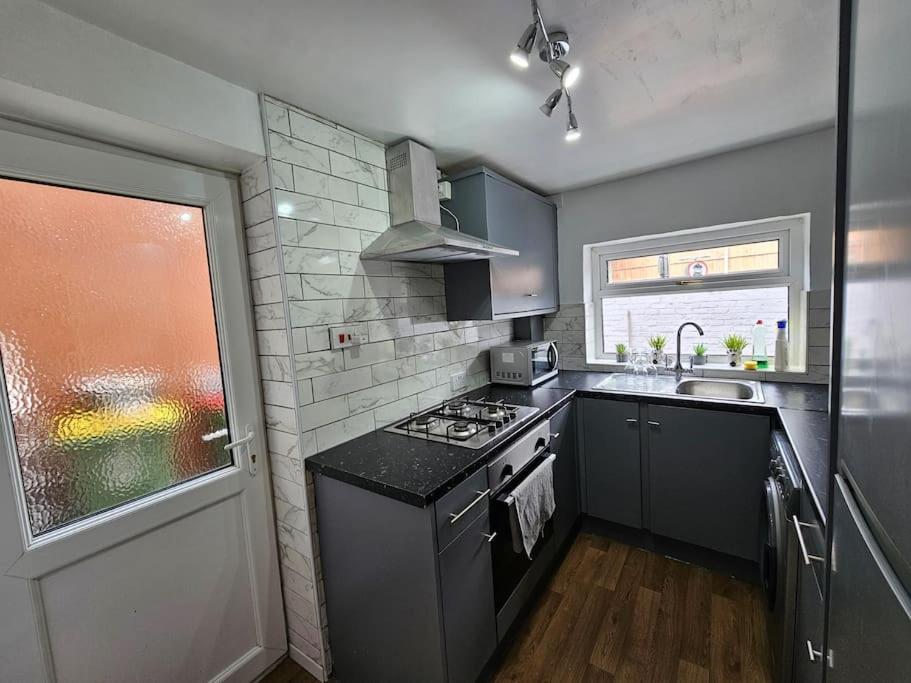 Convenient 3 Bed, Pr1 Near Uclan N Train Station Villa เพรสตัน ภายนอก รูปภาพ